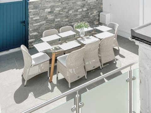 Sitting-out-area | Admiral’s Lookout, Ilfracombe