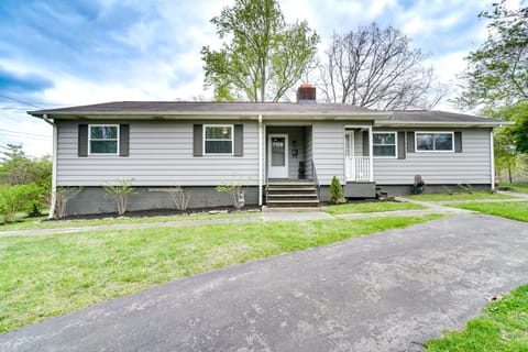 Oak Ridge Vacation Rental | 3BR | 2BA | Stairs Required | 1,548 Sq Ft