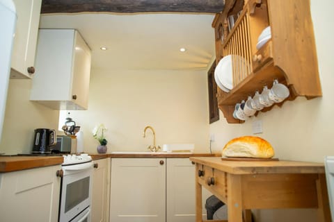Kitchen with wall mounted plate rack