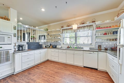 Main Kitchen | Dishwasher | Wall Oven | Refrigerator | 1st Floor