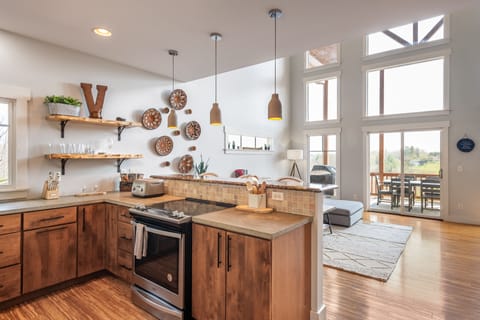 Fully equipped kitchen.