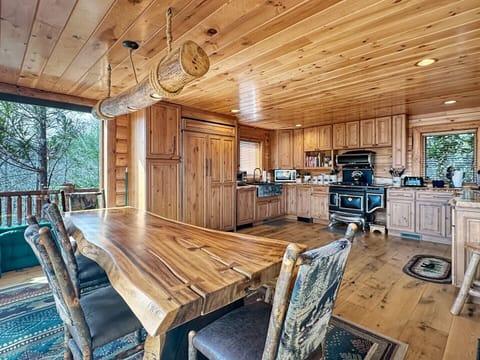 Mountain Ridge dining and kitchen area