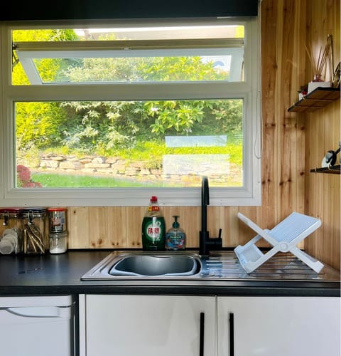 Fully Fitted Kitchen