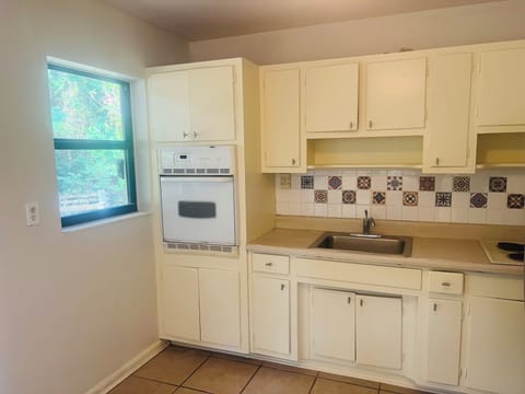 Fridge, oven, stovetop, coffee/tea maker