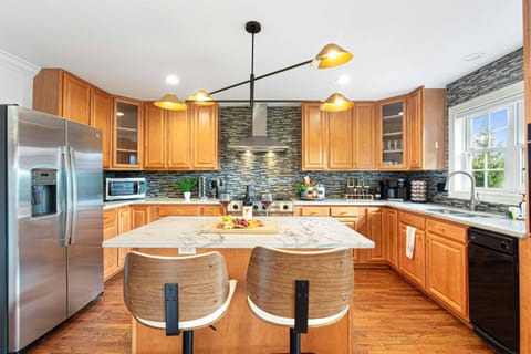 Cook up a storm in our fully equipped modern kitchen! 🍳✨ Featuring sleek stainless steel appliances, it's the perfect space for culinary adventures and memorable meals with friends and family