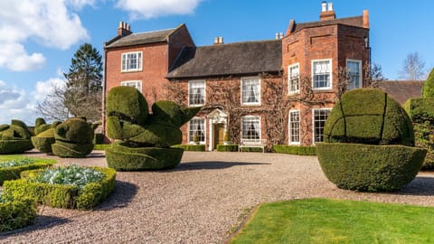 Entrance and Topiary Garden, The Parsonage, Bolthole Retreats