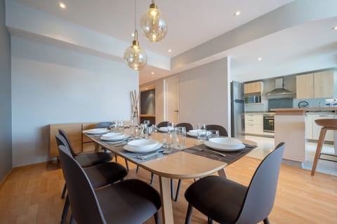 A dining space where sophistication and family warmth coexist beautifully.