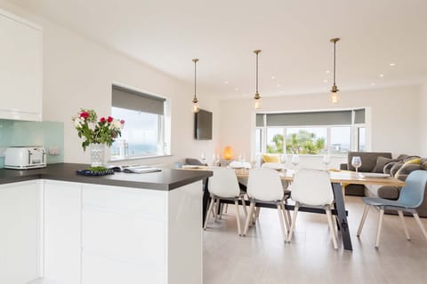 Dining room at Chi Lowen, Fistral, Cornwall, self catering with Beach Retreats.