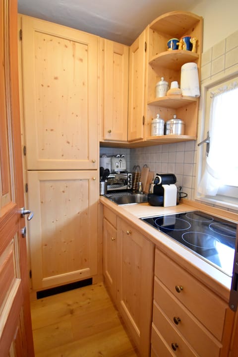 Fridge, stovetop, dishwasher, coffee/tea maker