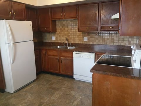 Fridge, oven, stovetop, coffee/tea maker