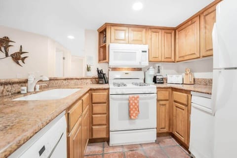 Kitchen equipped with all of the cooking essentials!