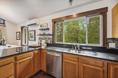 Shower, jetted tub, hair dryer, towels