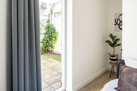 Stay cheap in a studio apartment in Eindhoven at Bed and Coffee, centrally located and fully equipped.