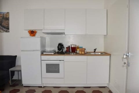 Fridge, oven, stovetop, coffee/tea maker