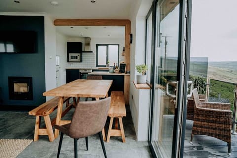Ty Melyn No.2 Newgale – Dine indoors beside the log burner or step out onto the balcony for sunset drinks and fresh sea air.
