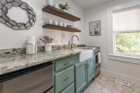 Private kitchen | Microwave, oven, stovetop