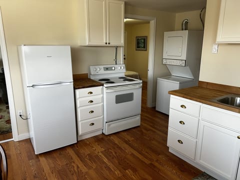 Fridge, oven, stovetop, coffee/tea maker