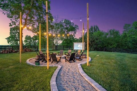 End the night under the stars with s’mores, string lights, and your favorite movie. Our outdoor fire pit and cinema setup is made for unforgettable evenings with friends and family.