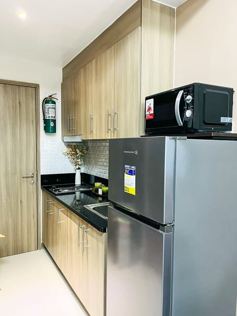 Fridge, microwave, stovetop, electric kettle