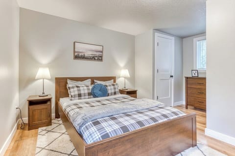 Unwind in a comfy queen bed with luxury linens—ideal for couples, solo travelers, or a restful retreat after a day of adventure.