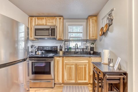 Full kitchen, endless meals! Ample space for easy meal prep throughout your stay.