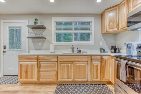 Savor local flavors amidst stunning nature views! Enjoy cooking with a scenic backdrop.