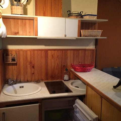 Fridge, microwave, stovetop, cookware/dishes/utensils