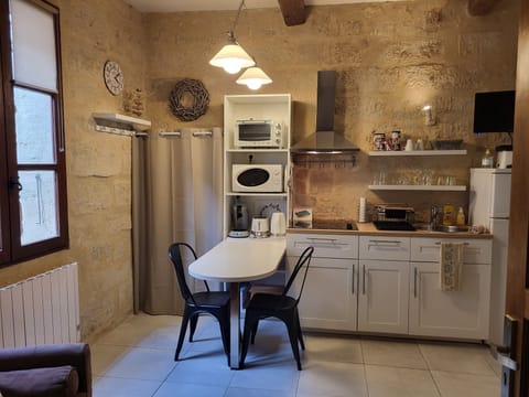 Private kitchen | Microwave, oven, stovetop