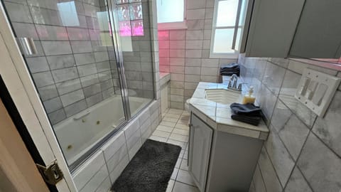 Combined shower/tub, jetted tub, hair dryer, towels