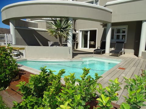 Private splash pool 
(not fenced nor netted) at the outside entertainment area 