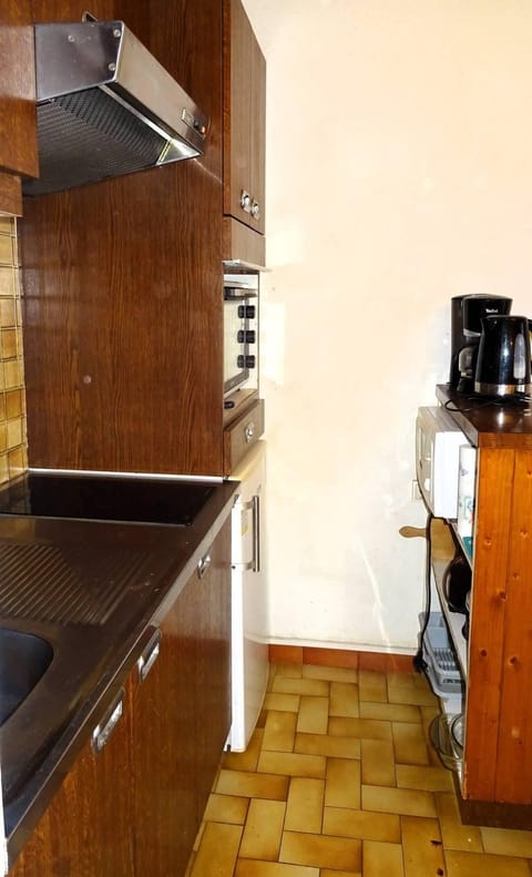 Fridge, microwave, oven, coffee/tea maker