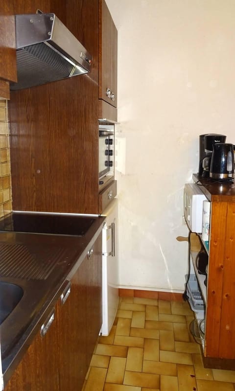 Fridge, microwave, oven, coffee/tea maker