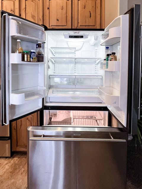 Fridge, oven, stovetop