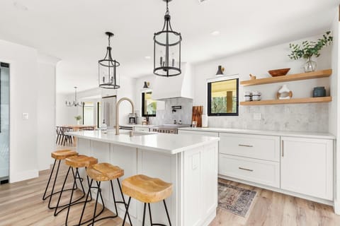 What an open space fully equipped to prepare delicious meals