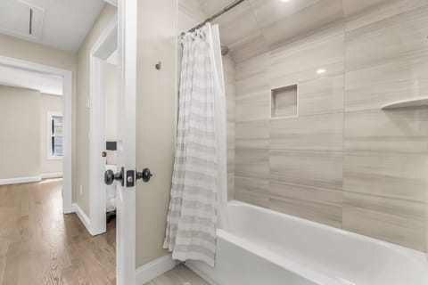 Combined shower/tub, towels