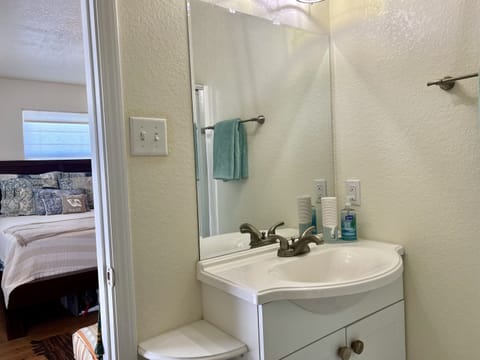 Combined shower/tub, towels