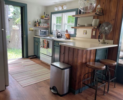 Fridge, oven, stovetop, coffee/tea maker