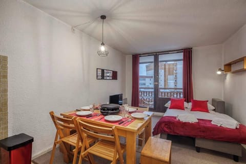 Dining table that fits 6 to taste savorous meals.