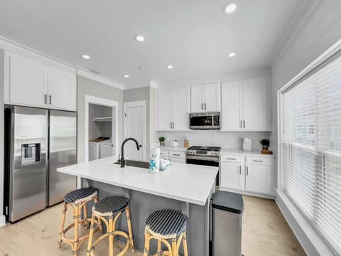 Breakfast bar with seating for 3