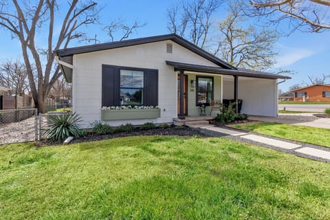 Conveniently located less than 1 mile to Main Street