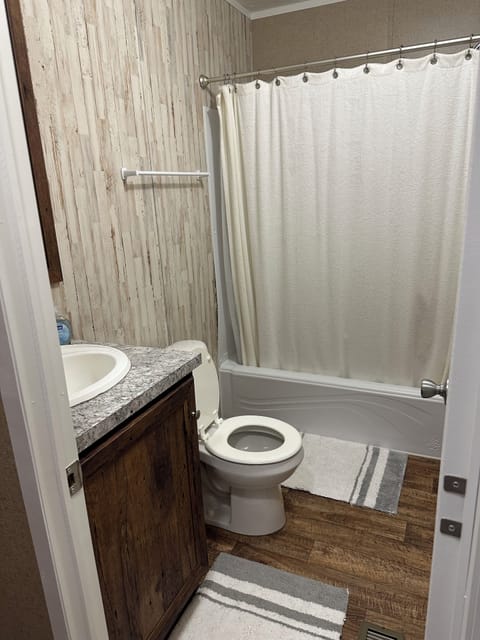 Combined shower/tub, towels, toilet paper