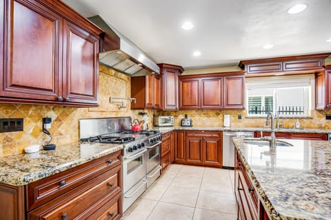 Full gourmet kitchen