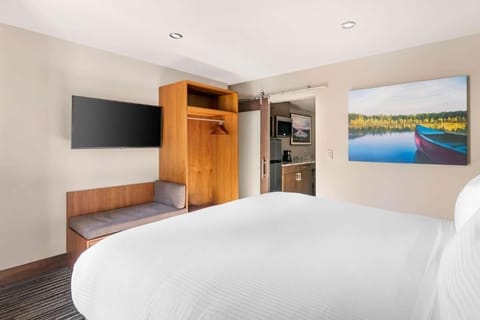 Unit with 2 King size beds. Exact unit will be assigned upon arrival. Views, colors and decor may vary.