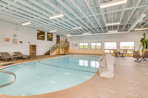Kimberling Crossings Community | Indoor Community Pool