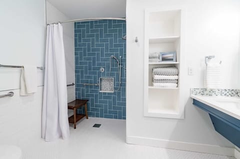 Combined shower/tub, hair dryer, towels