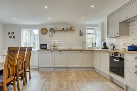 Augusta Cottage Kitchen - StayCotswold