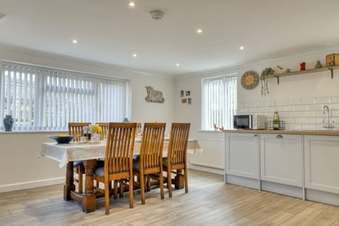 Augusta Cottage Kitchen - StayCotswold