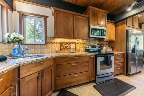 The kitchen features a full range of cookware including a crockpot and a blender.