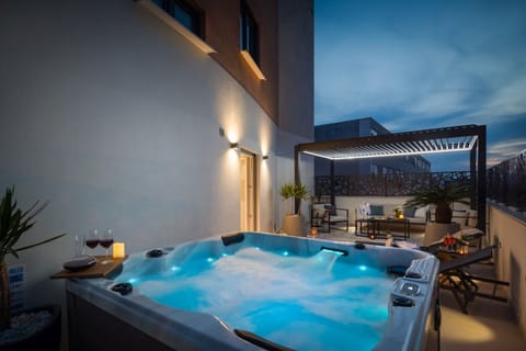 Outdoor jacuzzi on the fully fenced terrace of the luxury apartment Silvery
