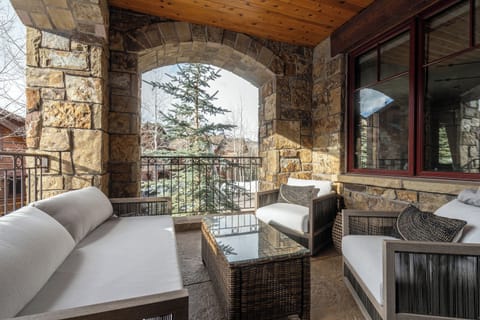 6.1-mountain-village-elkstone-retreat-guest-suite-deck